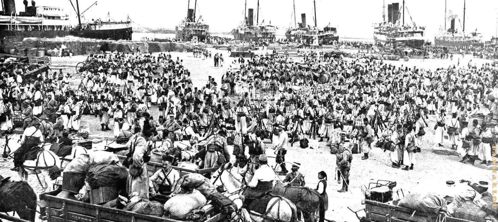 2452- Alger - Embarquement des Soldats Algeriens pour la France2 - 10 aout 1914.jpg